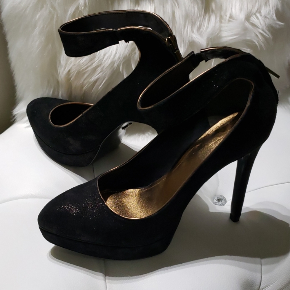 POUR LA VICTOIRE Avi Suede Pump
